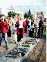На торжественной церемонии открытия Аллеи Бардов в Новосибирске 25 июля 2006 г. На переднем плане - Памятные знаки Юрию Визбору и Булату Окуджаве.