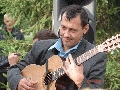 Новосибирский исполнитель и аккомпаниатор Сергей Рахчевский на фестивале "Свой остров-2006"