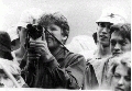 Слева с фотоаппаратом - Олег Горяинов (член КСП "Поиск" г. Владивостока), справа - Андрей Мунгалов - исполнитель из г. Читы.
фестиваль "Приморские струны", бухта Шамора, 1986 г.
