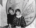 Слева - Елена Петрова, справа - Елена Горбачева (члены КСП "Поиск" г. Владивосток). Помещение КСП "Поиск" (курилка).