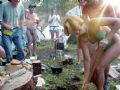 Грушинский фестиваль 1999.
Лагерь Бардсплава. Процесс посадки символа лагеря - Сухого Дерева.
