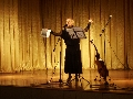 На сцене Лариса Ивлиева читает свои стихи. 2011 г.