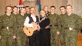 Александр и Лариса Ивлиевы (арт-дуэт "Странники") после концерта с курсантами Минского государственного высшего авиационного колледжа .