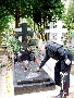 Владимир Альтшуллер у могилы Александра Галича в Париже на русском кладбище Сент-Женевьев-де-Буа (фото Александра Буторина)