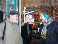Алла Радзивилова и Алексей Кузин перед входом в парижский магазин русской книги "Глоб" в день выступления 9 февраля 2013 года