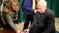 Александр Городницкий дает автограф Светлане Гарт - автору подаренной ему в клубе картины. Снято на концерте в бард-клубе "Прага" 11-го января 2013 года