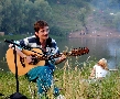 Грушинский фестиваль - 2000 на Мастрюковскх озерах. Виктор Третьяков перед первым выходом на Грушинскую Гитару.