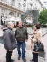 Чешский бард Яромир Ногавица, Владимир Альтшуллер и Татьяна Сизова у памятника Окуджавы на Арбатре