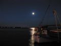 Ночь над Финским заливом. И корма парусного катамарана в кадре