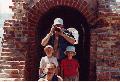 Балтийская Ухана 2002 - Экскурсия по старинной крепости - Игорь Акимов с детьми