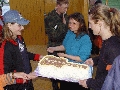 Коломенское 2005.Люба тоже хочет попробовать торт.